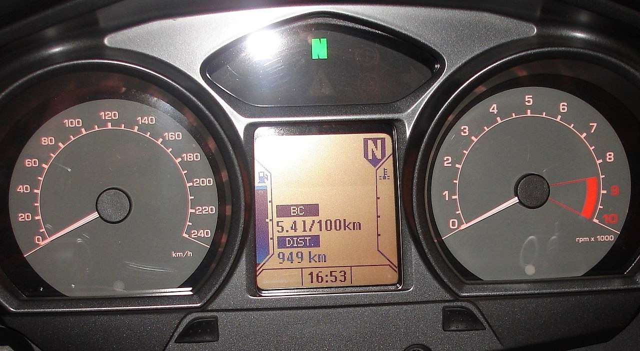 Car engine temperature gauge dashboard display