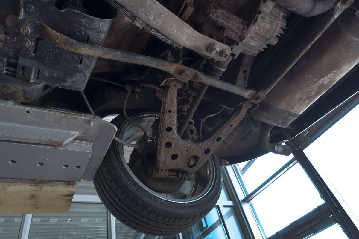 Vehicle undercarriage independent front suspension